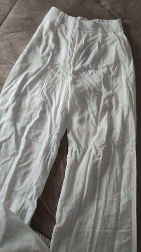 Larissa M. review of Calça Pantalona Graviola Off White + Forro image 1 out of 1