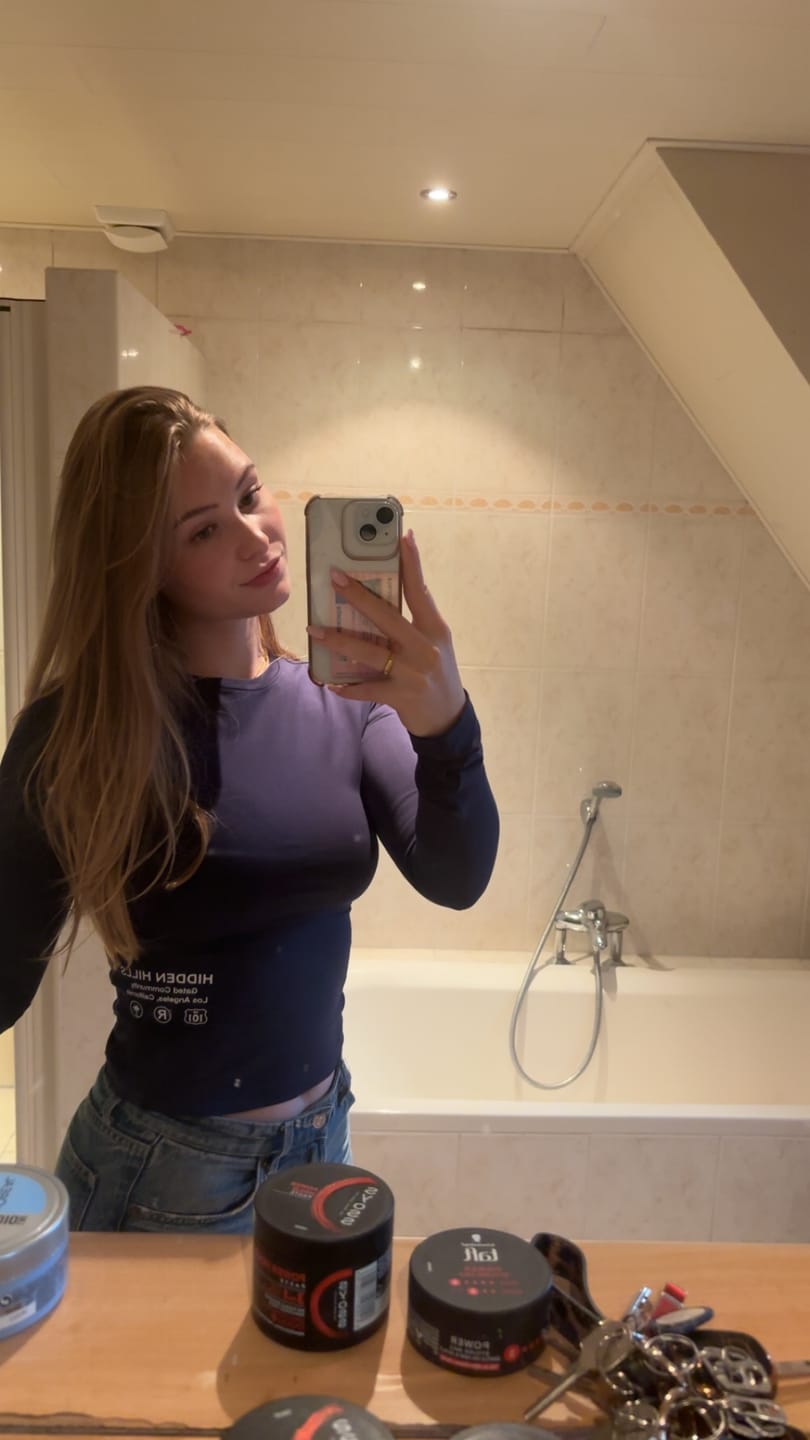 Customer photo review of LABEL LONGSLEEVE TOP NAVY