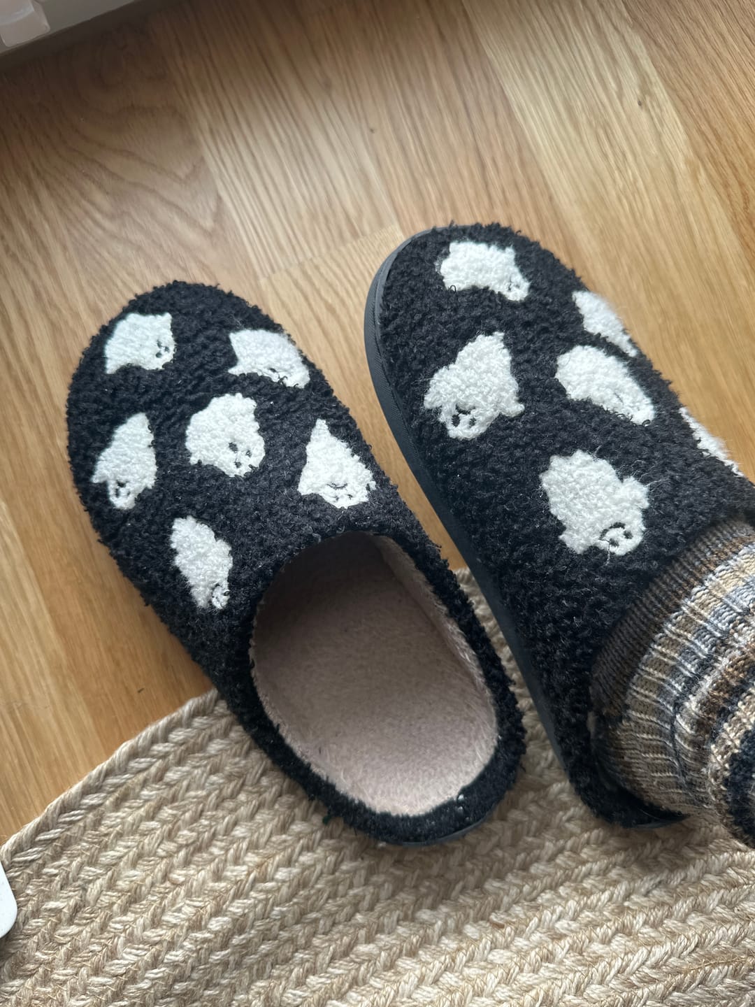 Customer photo review of Halloween Hausschuhe Schwarz mit Geister Motiv – Flauschige Plüsch Slipper