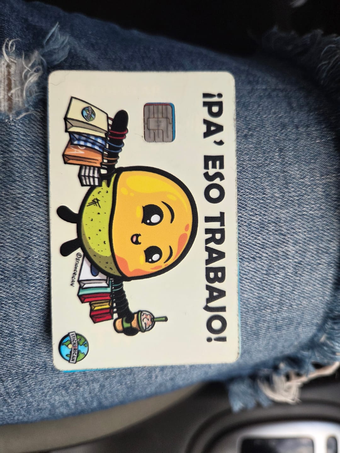 Customer photo review of Pa’ Eso Trabajo - Sticker para Tarjeta de Crédito