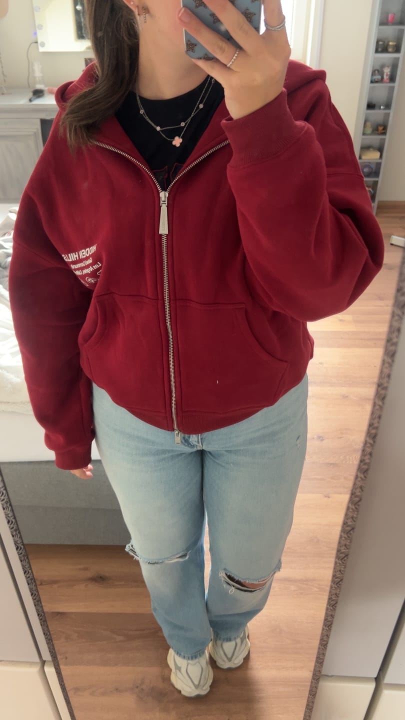 Kundenbewertung mit Foto von LABEL ZIP HOODIE BURGUNDY