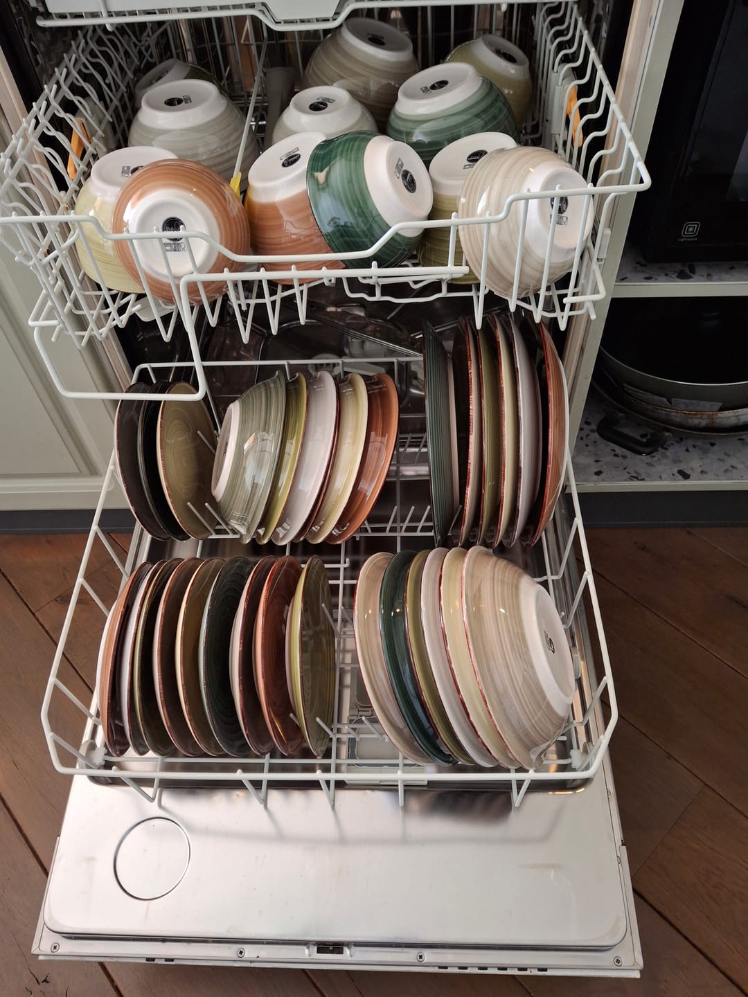 Customer photo review of Studio Tavola Serviesset Deep Forest 18-delig / 6 personen - 6 dinerborden, 6 diepe borden en 6 ontbijtborden