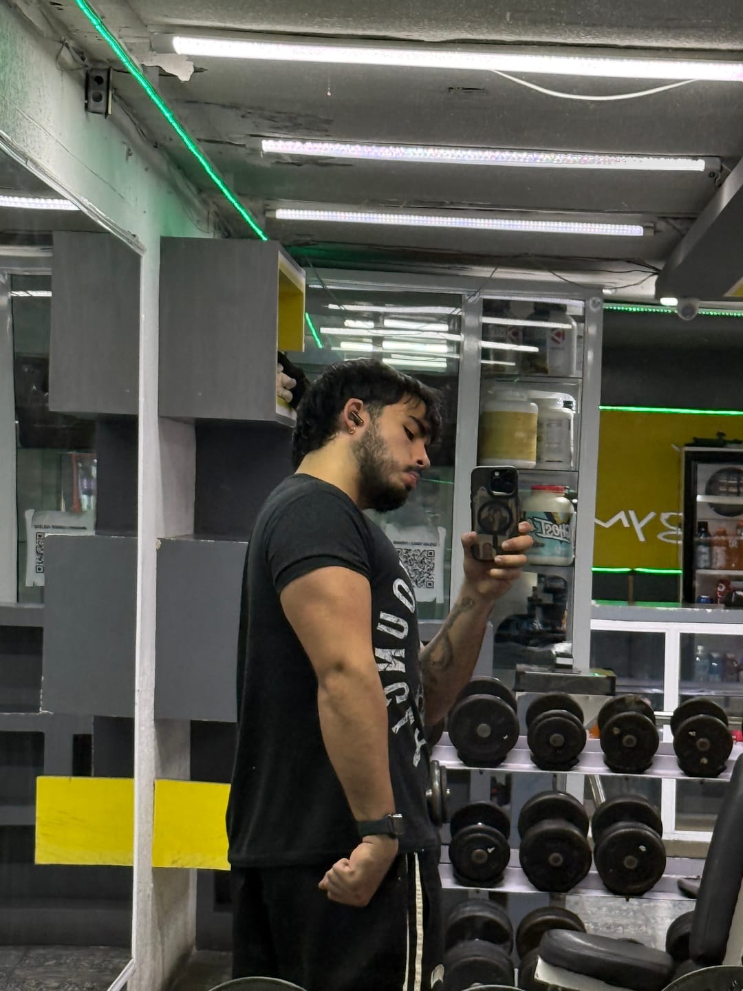Customer photo review of 4206 - Gold's Gym Heather Tees