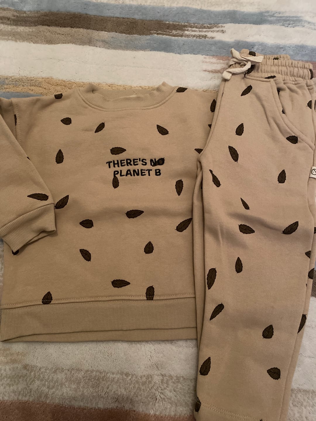Customer photo review of Çocuk Eşofman Takımı İçi Tüylü Bej Yaprak Desenli Organik Pamuk
