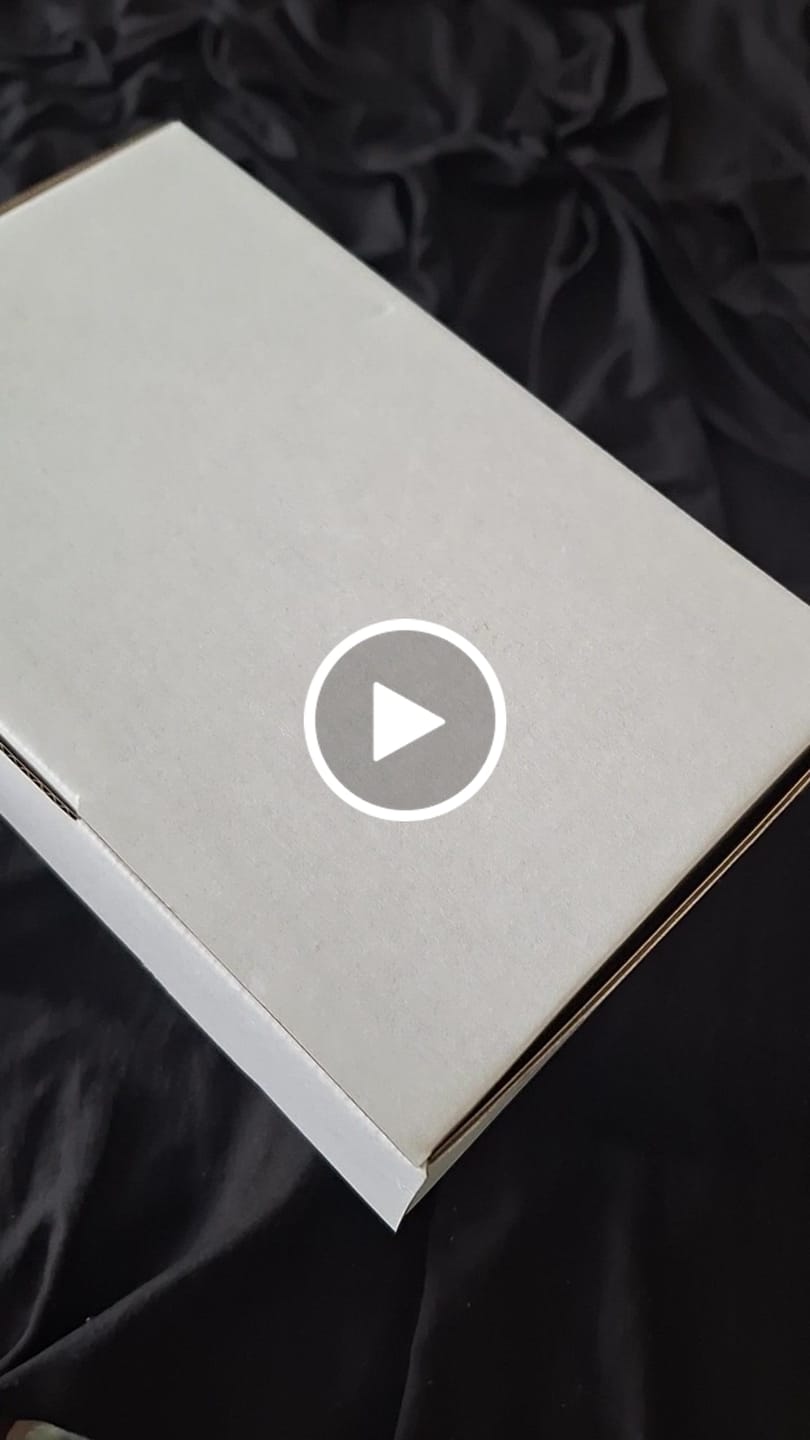 Customer video review of 240 x 150 x 60mm Die cut White Mailing Box B14