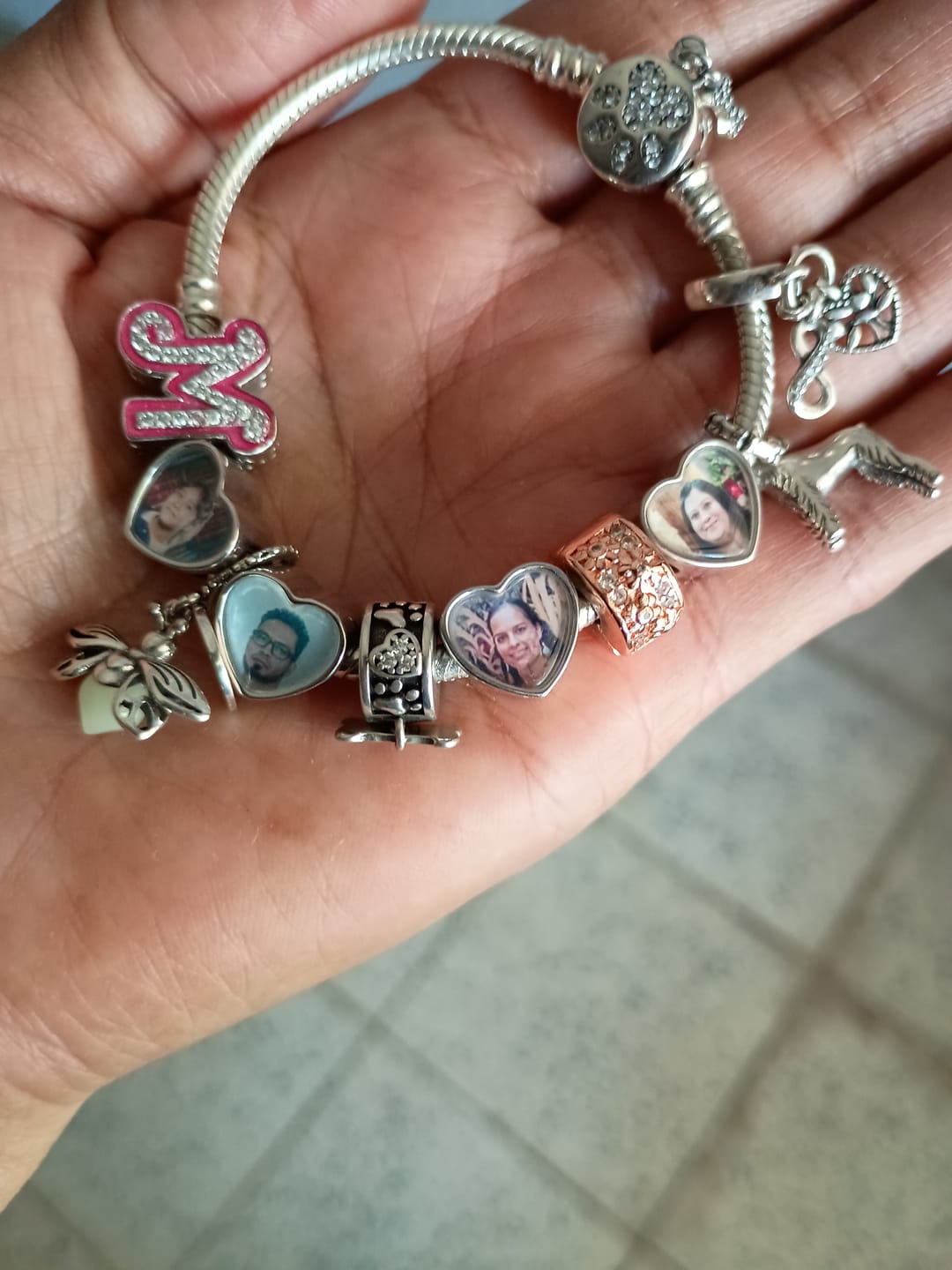 Customer photo review of Pulsera Huella de Perrito Diamantes