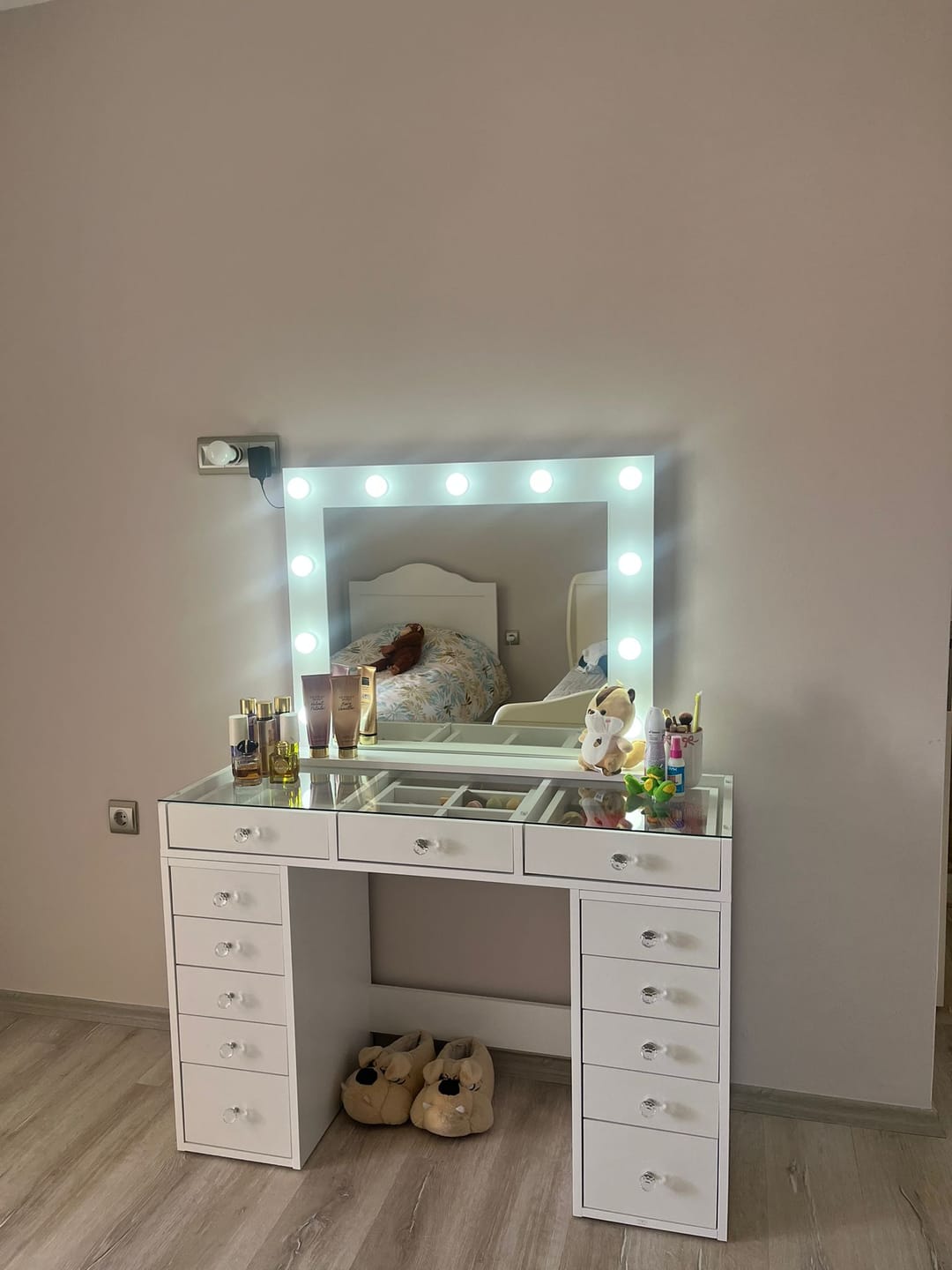 Customer photo review of Rani BJ118 Hollywood Işıklı Aynalı Kulis Makyaj Masası Cam Tablalı 13 Çekmeceli Takı Düzenleyici Beyaz