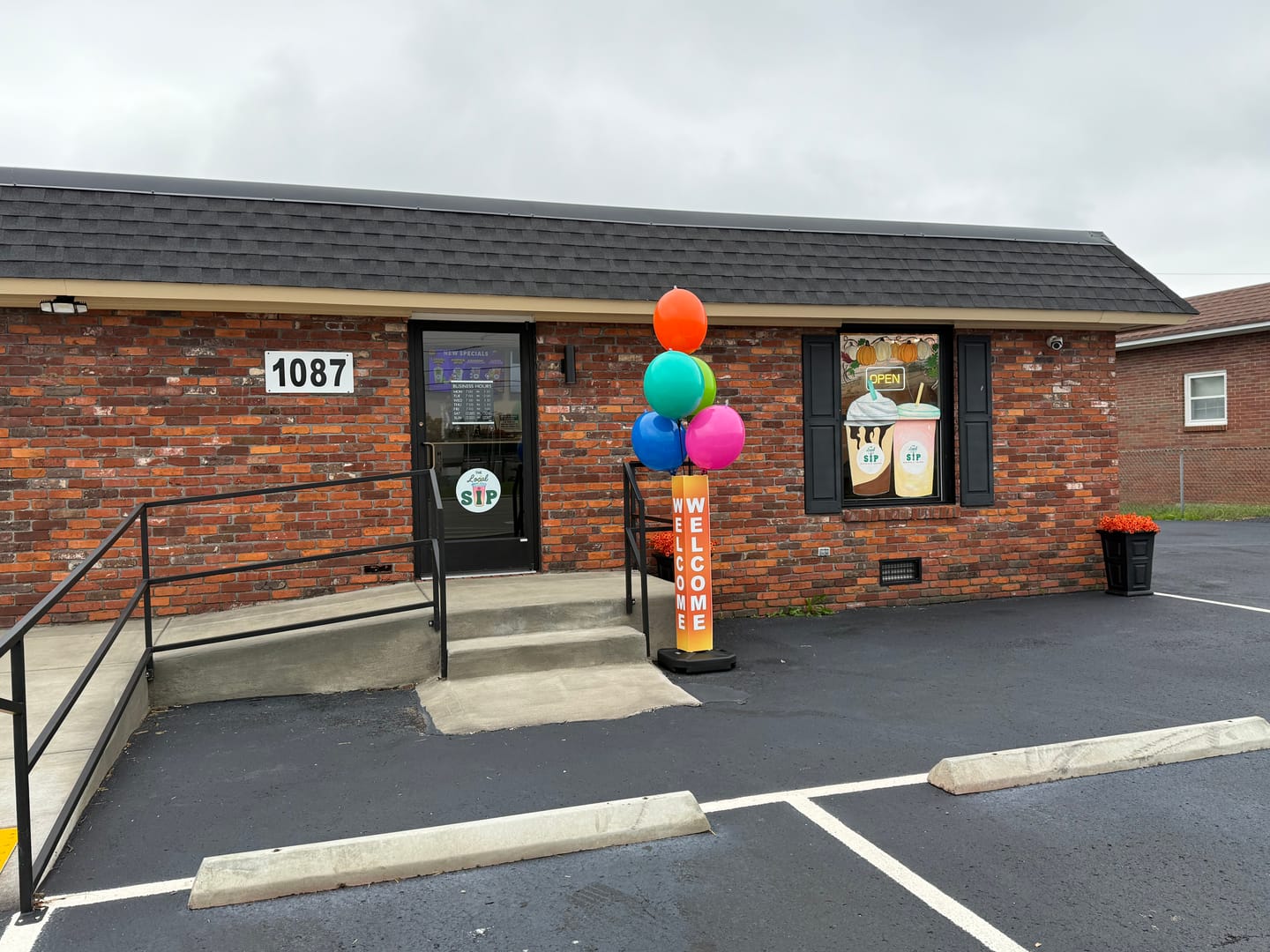 Customer photo review of BalloonBobber® 5-Balloon Cluster Pole Kit - with 4-Sided Pole Cover