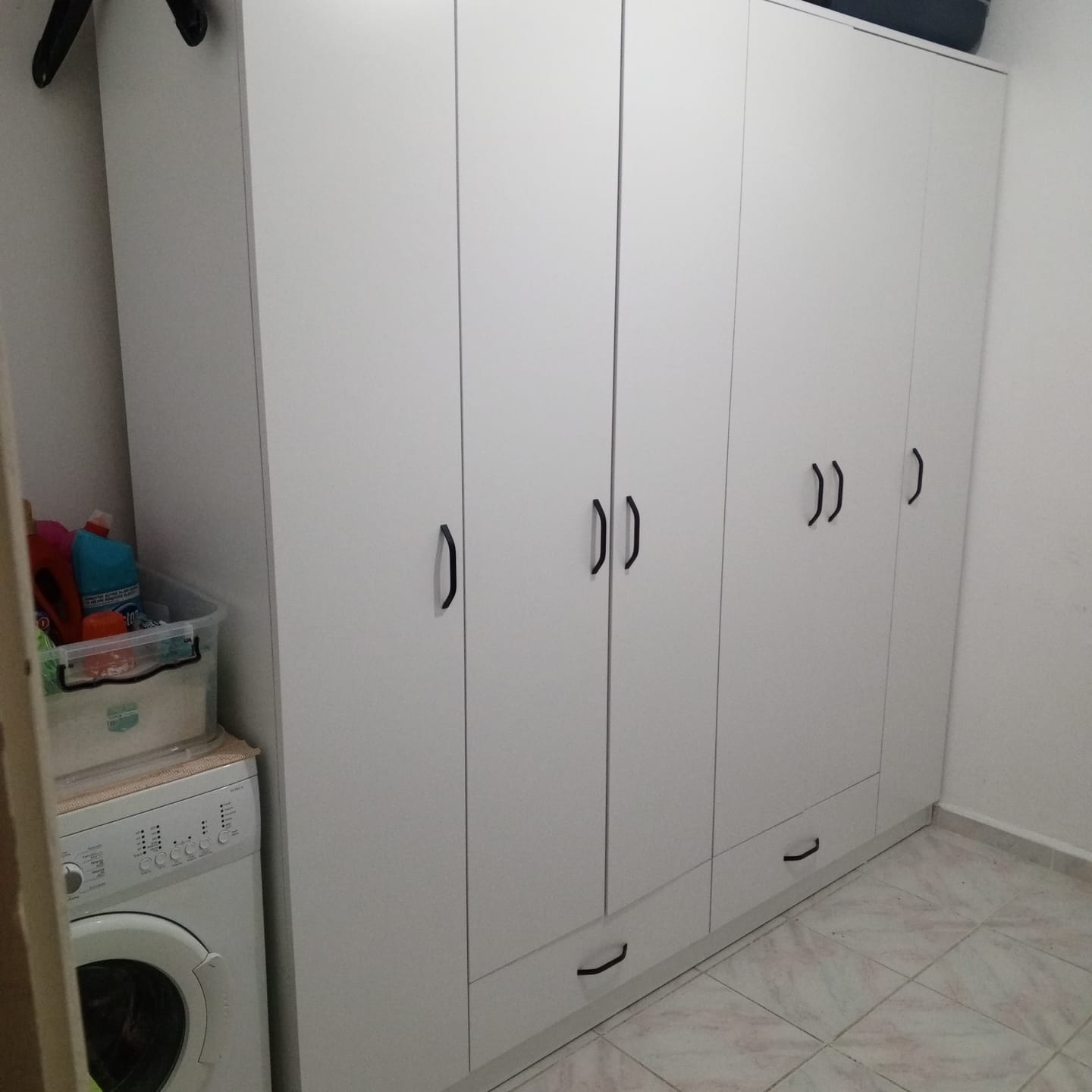 Customer photo review of Rani BA134 Geniş Gardırop Elbise Dolabı 6 Kapaklı 2 Çekmeceli 14 Raflı 2 Askılı Beyaz