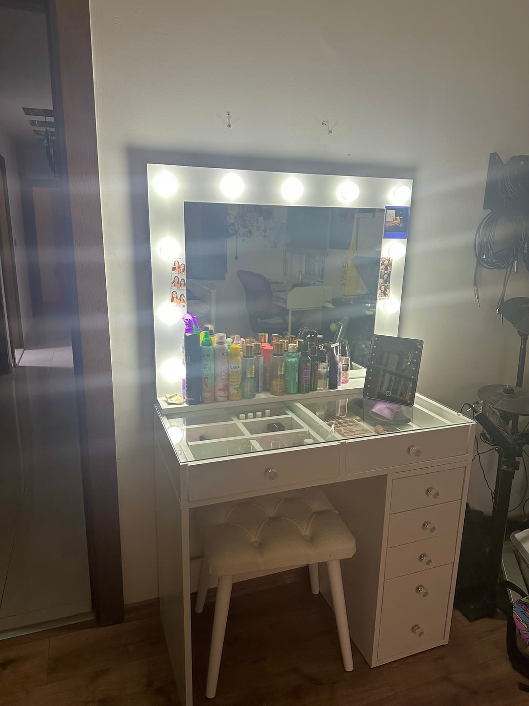 Customer photo review of Rani BJ160 Hollywood Işıklı Aynalı Kulis Makyaj Masası Cam Tablalı 7 Çekmeceli Takı Düzenleyici Puf Takım Beyaz