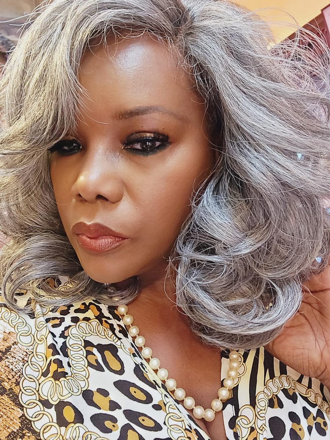Customer photo review of Luvwin 5x5 Salt & Pepper Highlight Front Body Wave Glueless Bob Wig 100% Human Hair