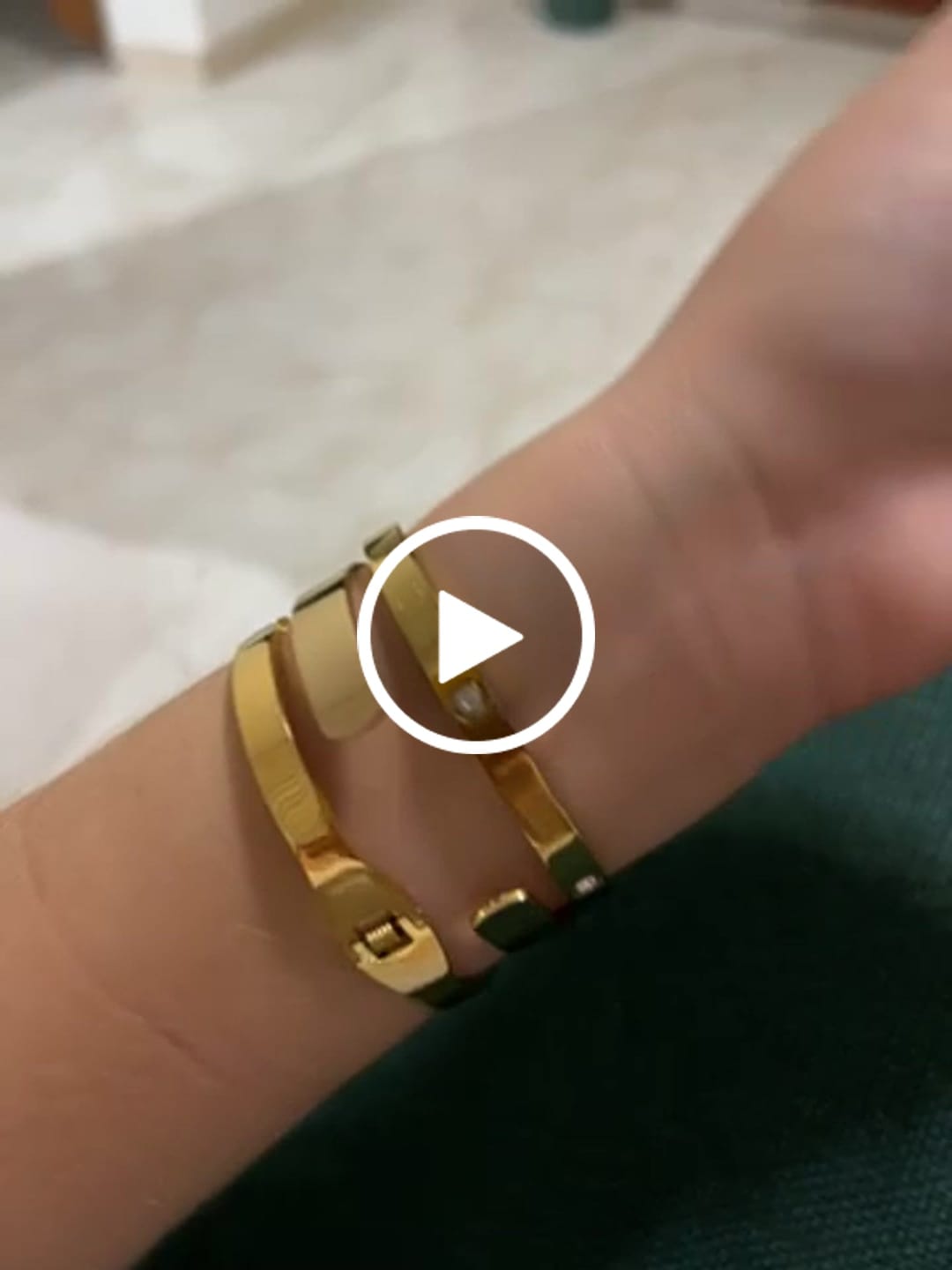 Customer video review of Bracelete Beout Banhado em Ouro 18k