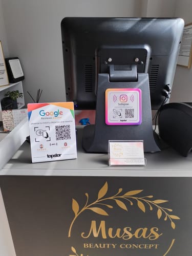 Customer photo review of Expositor Reseñas Google NFC y QR