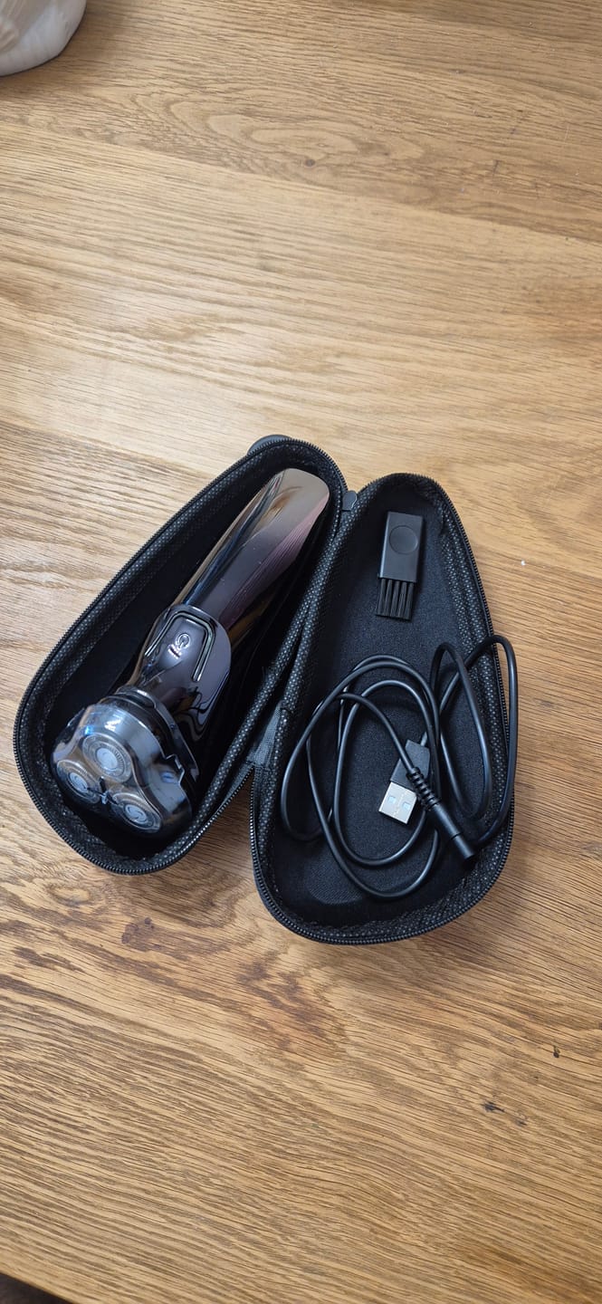 Customer photo review of Rasoir électrique V1 Pro – Lames 4D ultra-précises et tondeuse intégrée pour un rasage net et confortable
