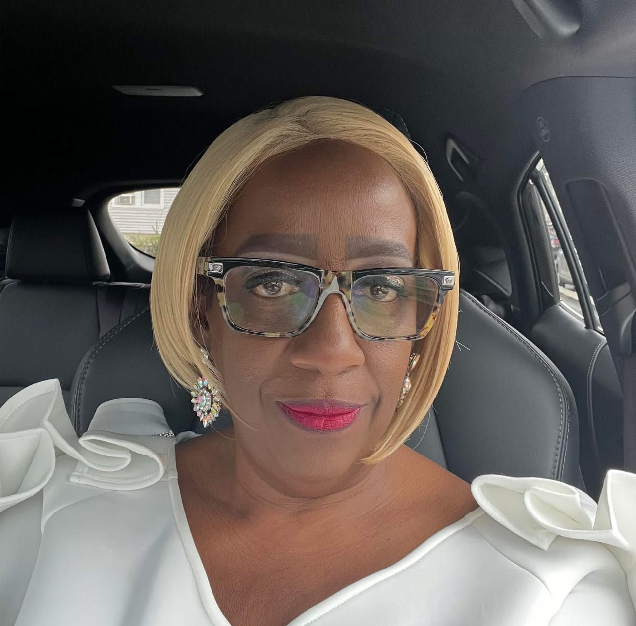 Customer photo review of Sensationnel Butta Lace Chic Bob Glueless HD Lace Front Wig - BOB UNIT 3