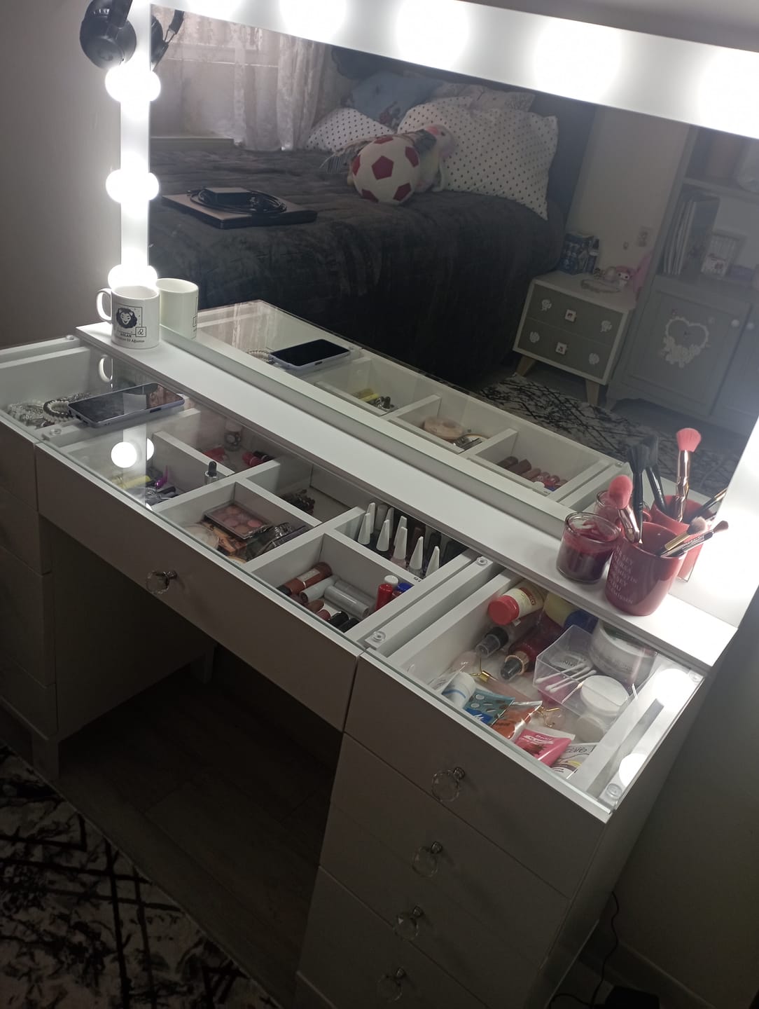 Customer photo review of Rani BJ137 Hollywood Işıklı Aynalı Kulis Makyaj Masası Cam Tablalı 11 Çekmeceli Takı Düzenleyici Beyaz