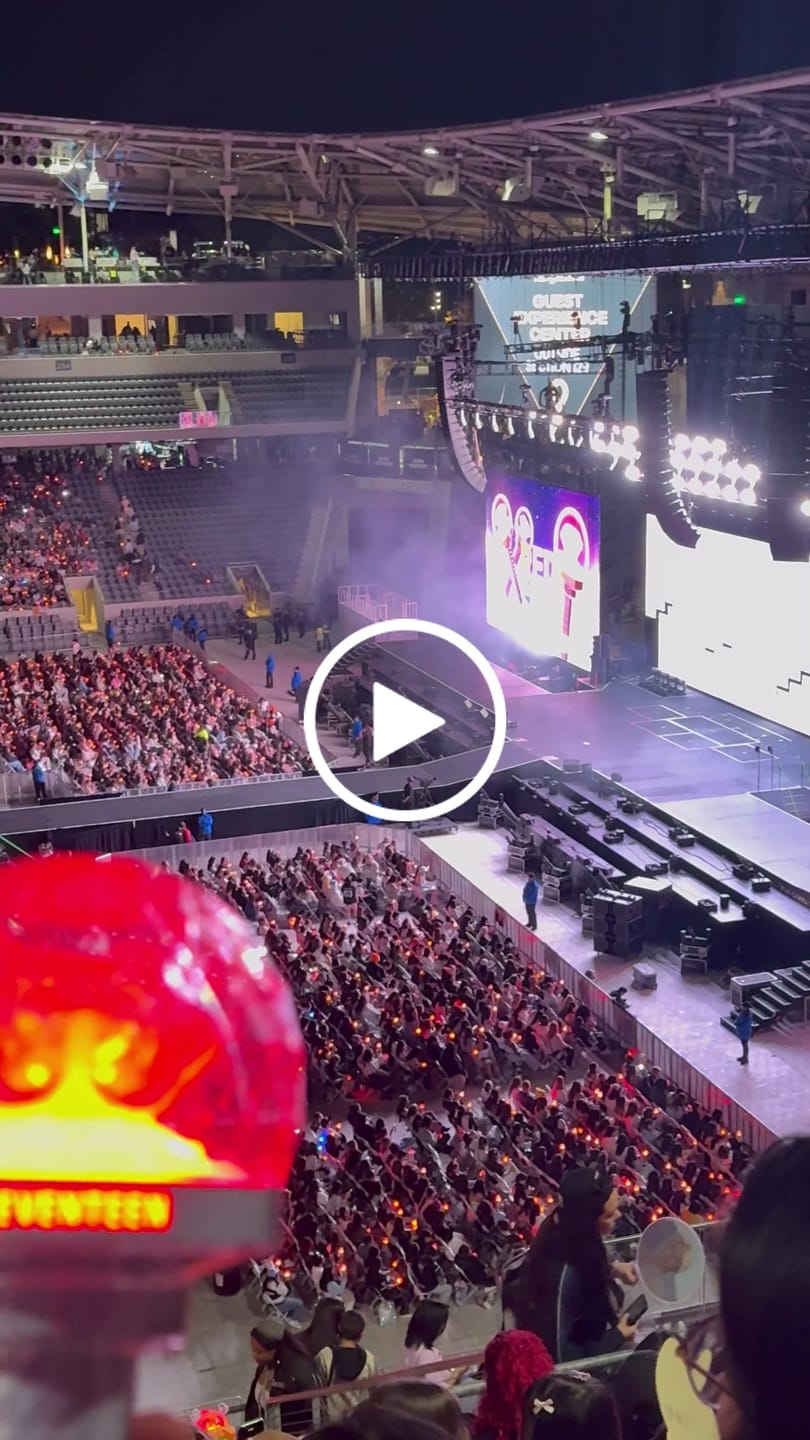 Customer video review of SEVENTEEN - OFFICIAL LIGHT STICK VER.3 10TH ANNIV.