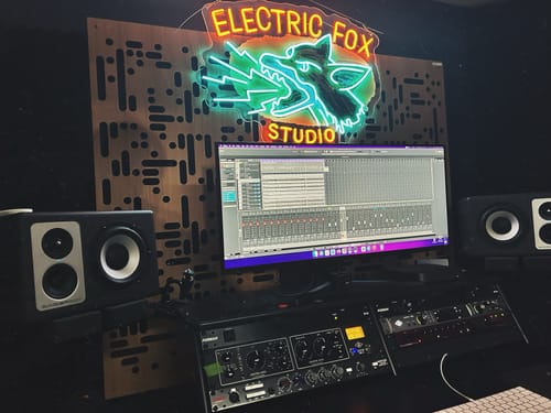 Customer photo review of ELECTRIC FOX STUDIO - Premium Neon Artwork