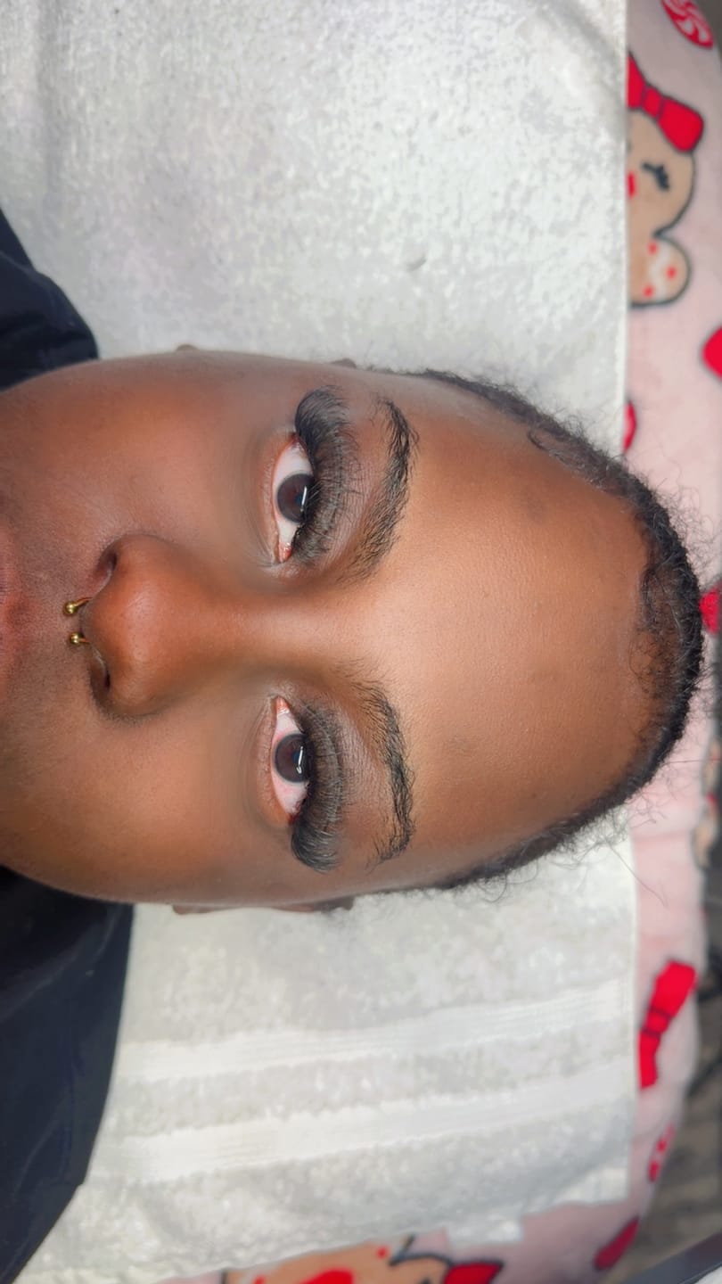 Customer photo review of Bomb Glue 0.1-0.3s Fast Drying Extremely Strong Lash Adhesive
