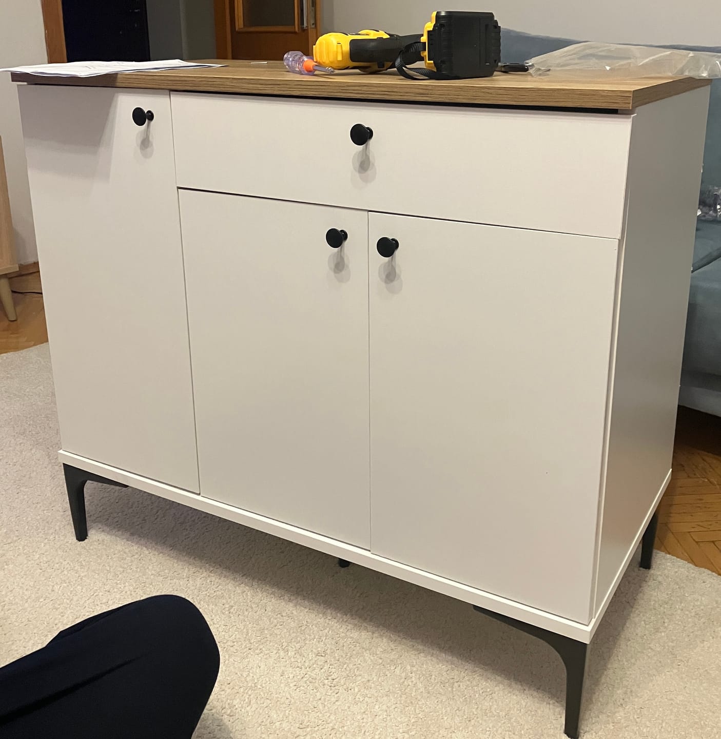 Customer photo review of Rani JE194 Kahve Köşesi Çok Amaçlı Dolap 3 Kapaklı 1 Çekmeceli Kiler Mutfak Dolabı Beyaz - Sepet Ceviz