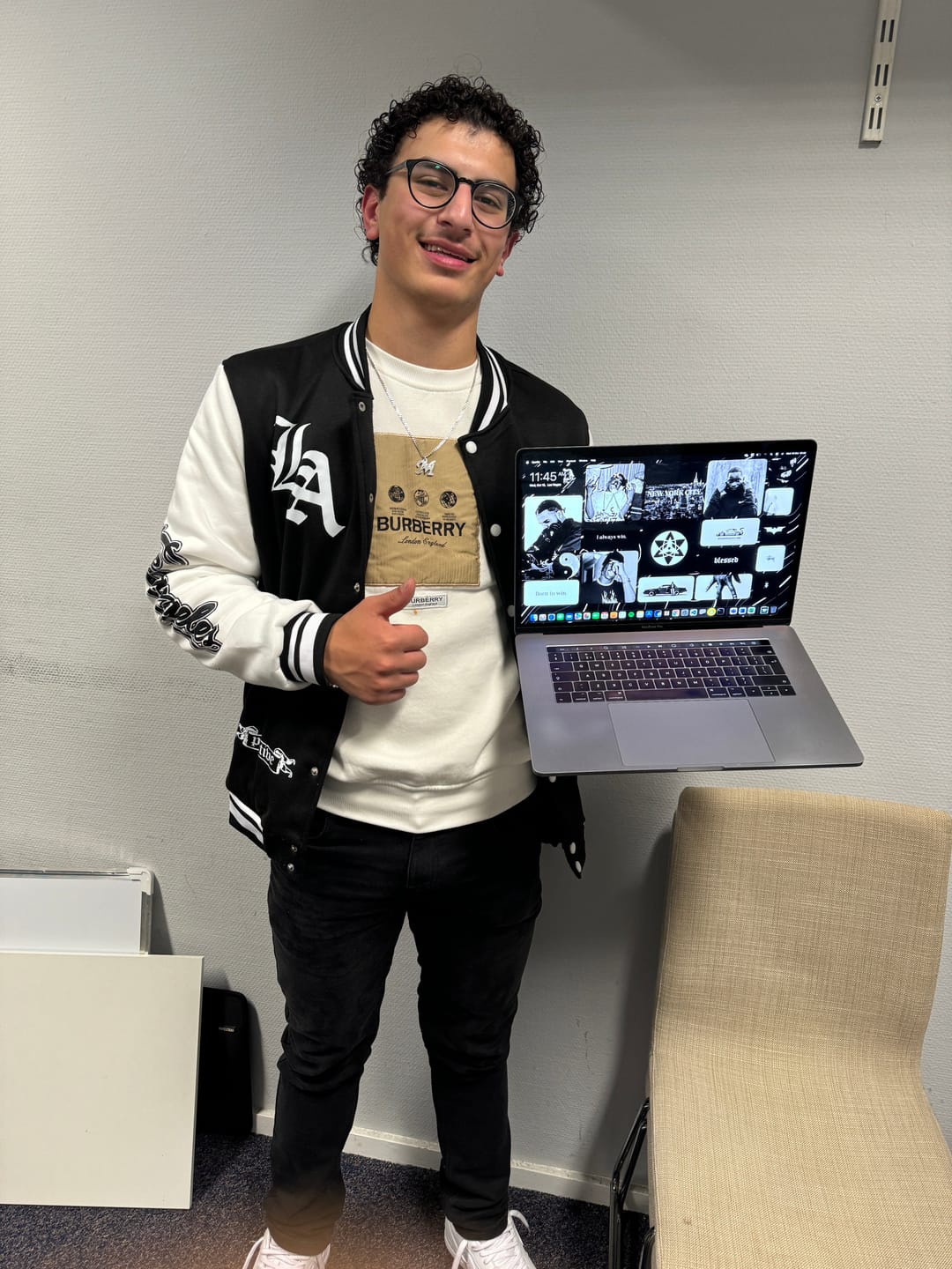 Customer photo review of Macbook Pro 15,4" 4k Retina | Touch Bar | intel Core i7 | 512 Gb SSD | 16Gb RAM | Spacegrey (a1707)