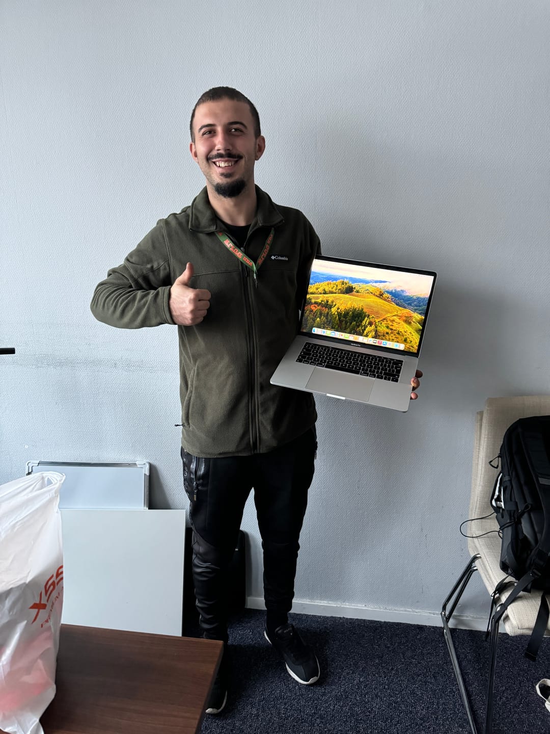Customer photo review of Macbook Pro 16,2" 4k Retina| Touch Bar | intel 8-Core i9 | 512 Gb SSD | 16Gb RAM | Silver (a2141)