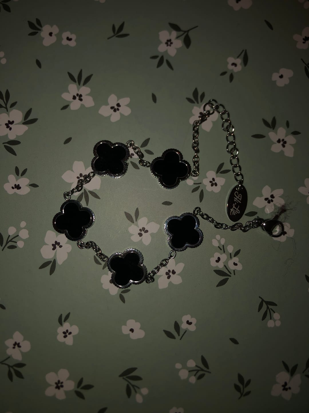 Customer photo review of Noir Lucky Leaf Abbaddon Armband 14K Vergoldet