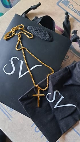 Reseña con foto de un cliente sobre Crucifix Pendant Oro