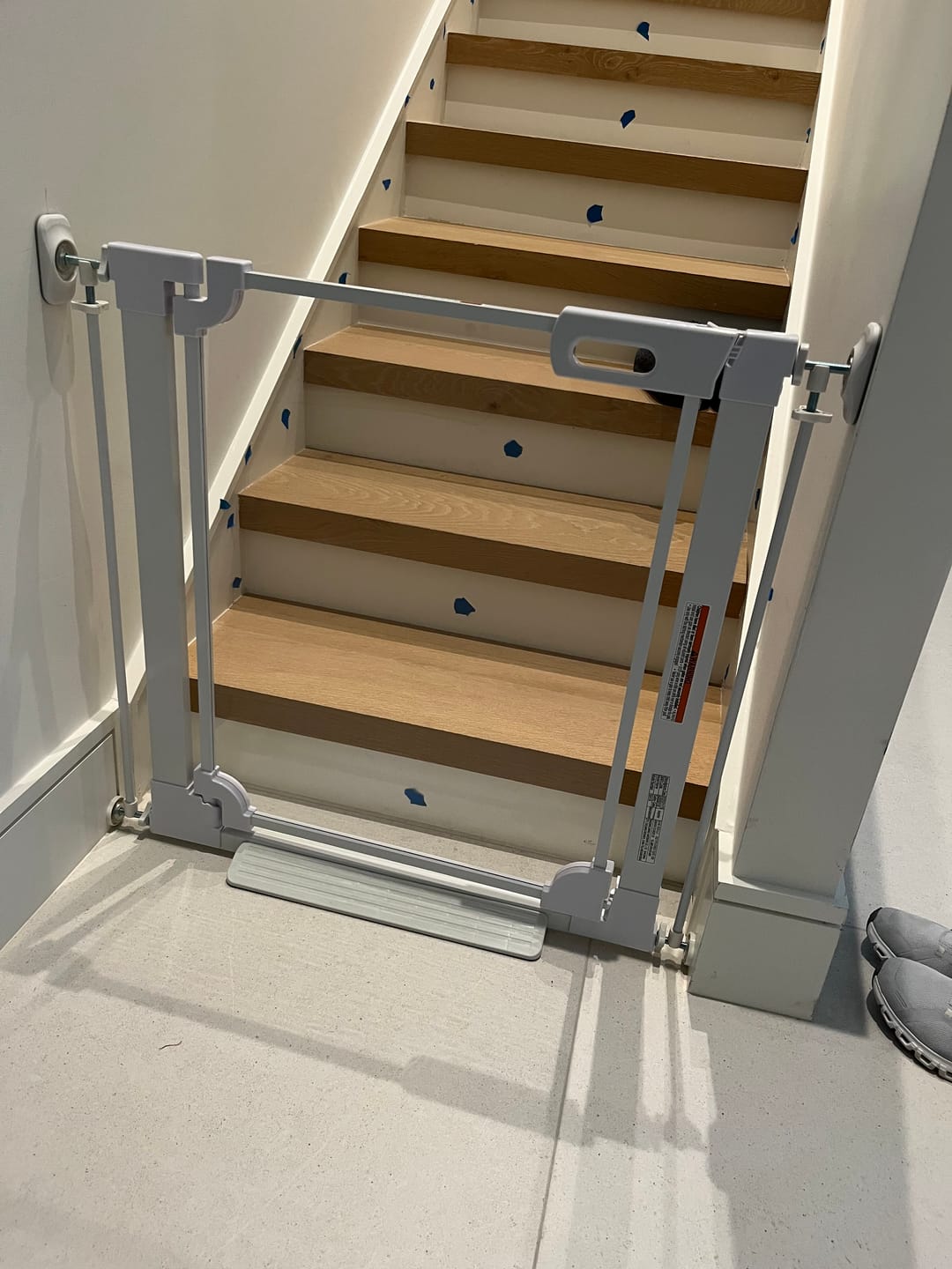 Customer photo review of FairyBaby 30" Tall Crystal Acrylic Pressure Mounted Dog Gate