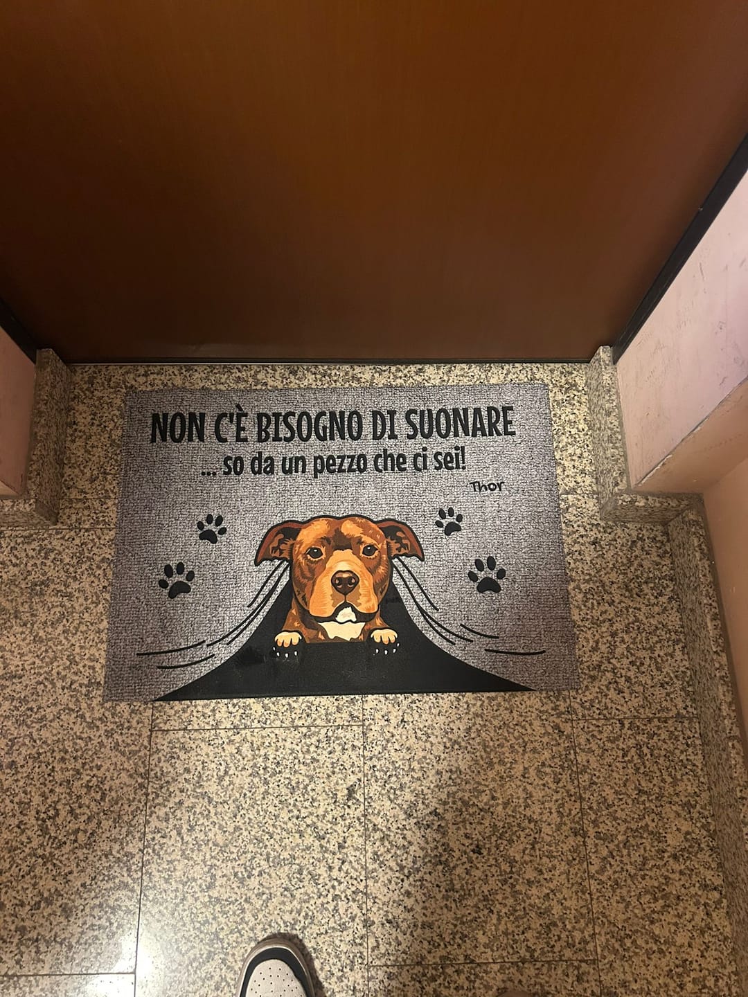 Customer photo review of Non c'è bisogno di suonare - Zerbino personalizzato