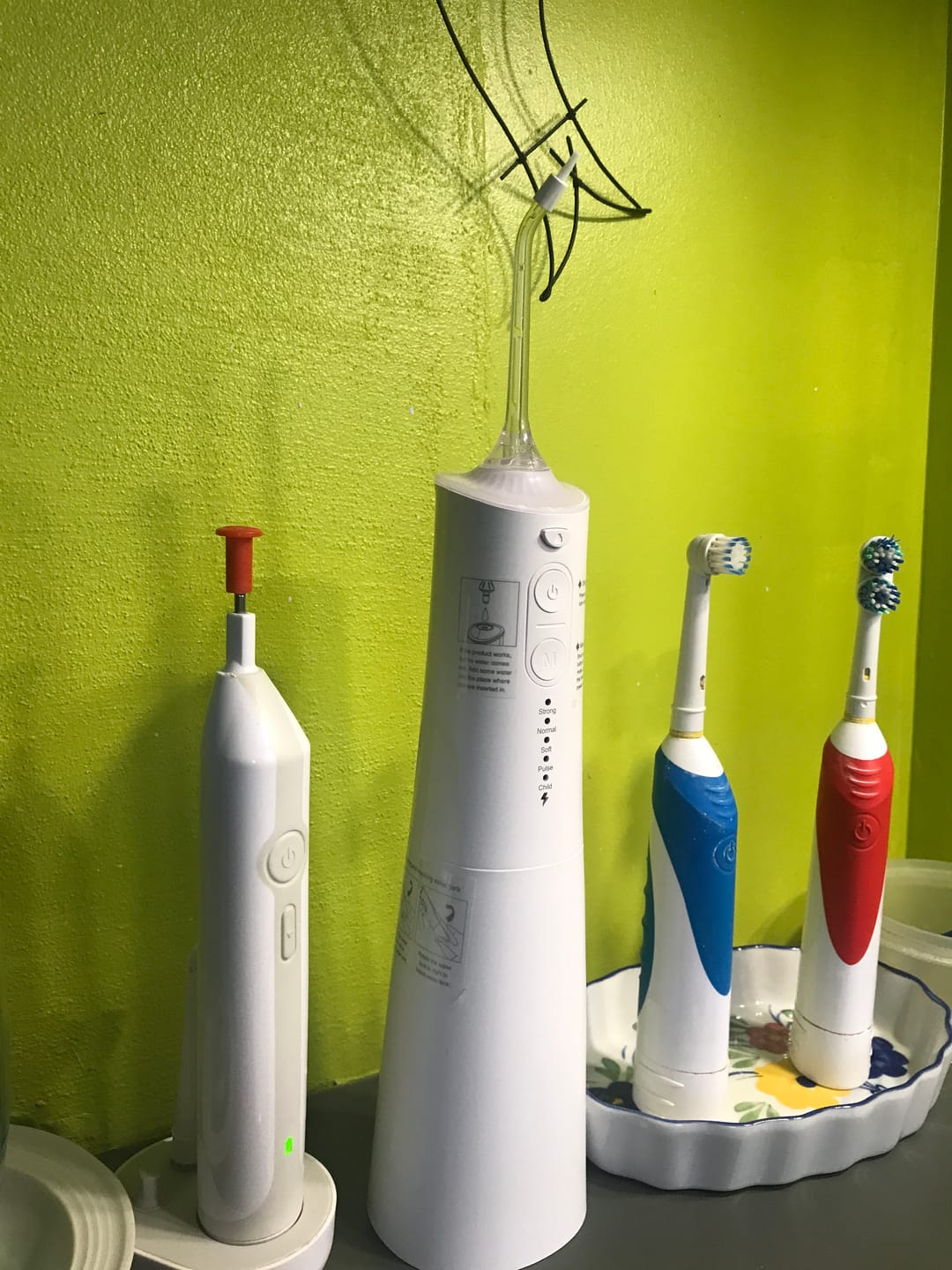 Customer photo review of Hydropulseur sans fil pour un soin dentaire & buccal optimal / 5 modes & 4 embouts / Réservoir de 300 ml / Étanchéité IPX7 / Jet dentaire pour gencives