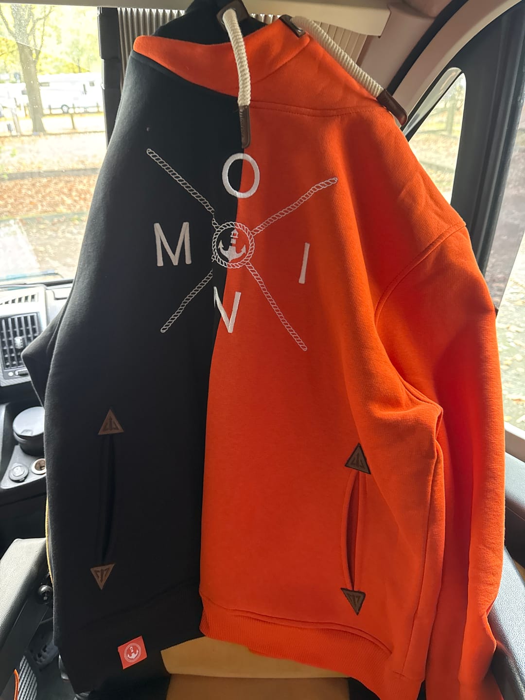 Customer photo review of Moin X Schwarz/Orange (Stick) · Unisex Bio Schalkragen Hoodie