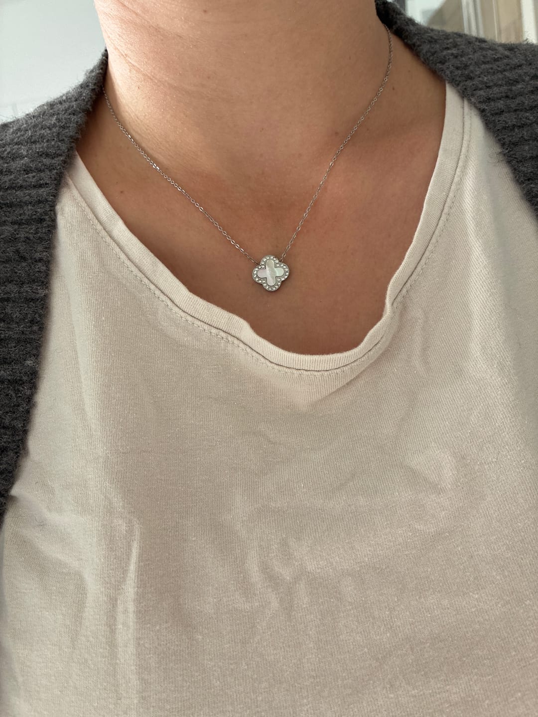 Customer photo review of Pave Perlmutt Lucky Leaf Kette 14K Vergoldet