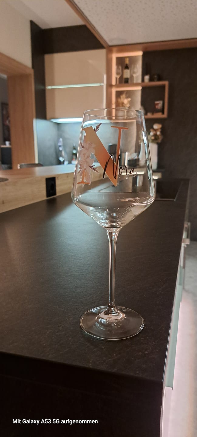 Customer photo review of Blume - Personalisiertes Weinglas mit Initiale und Namen für Dich und deine Freundinnen