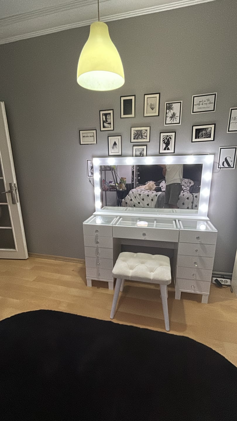 Customer photo review of Rani BJ163 Hollywood Işıklı Aynalı Kulis Makyaj Masası Cam Tablalı 11 Çekmeceli Takı Düzenleyici Puf Takım Beyaz