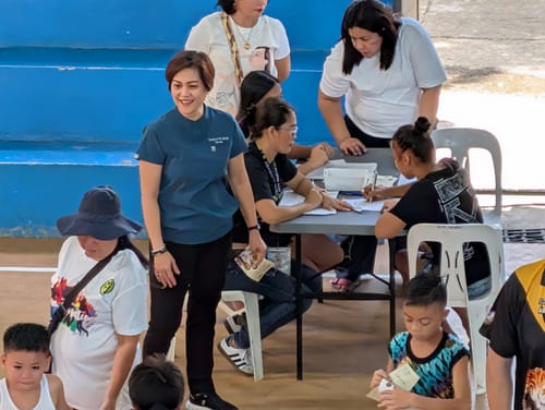 Customer photo review of Band Collar MoveTech® Scrub Top Core+ - Women / Pacific Tide