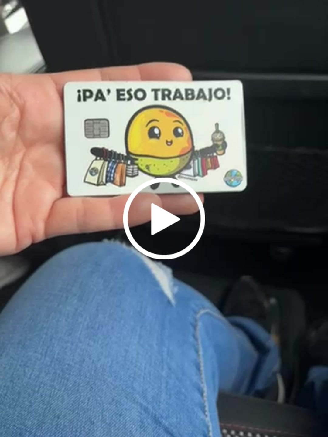 Customer video review of Pa’ Eso Trabajo - Sticker para Tarjeta de Crédito