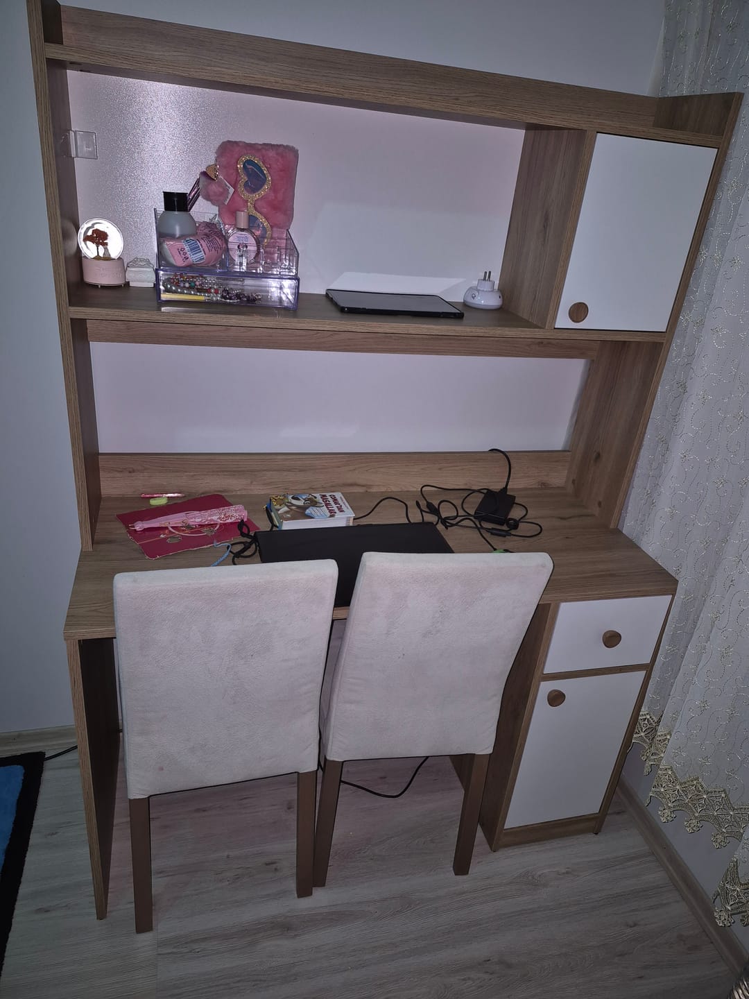 Customer photo review of Rani HA127 Kitaplıklı Raflı 2 Kapaklı 1 Çekmeceli Çalışma Ofis Bilgisayar Masası Sepet Ceviz - Beyaz