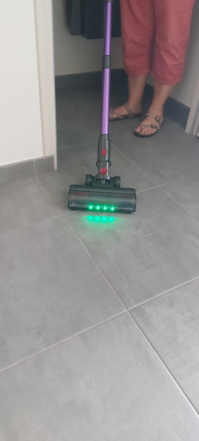 Customer photo review of Aspirateur balai V1 Pro – Moteur ultra-puissant 100 000 tr/min pour une performance exceptionnelle