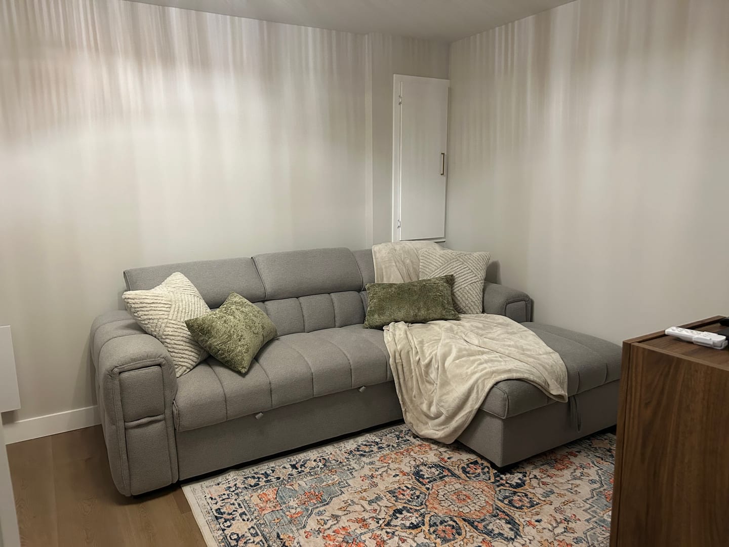 Customer photo review of VICTOR - Sofa lit 99" avec rangement gris clair