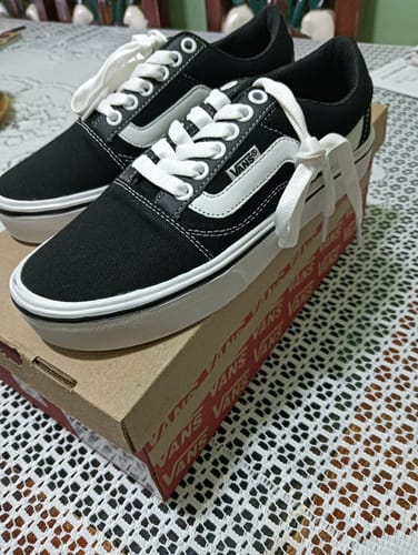 Teresa C. review of Tenis 420 Blanco Negro Negro image 2 out of 3