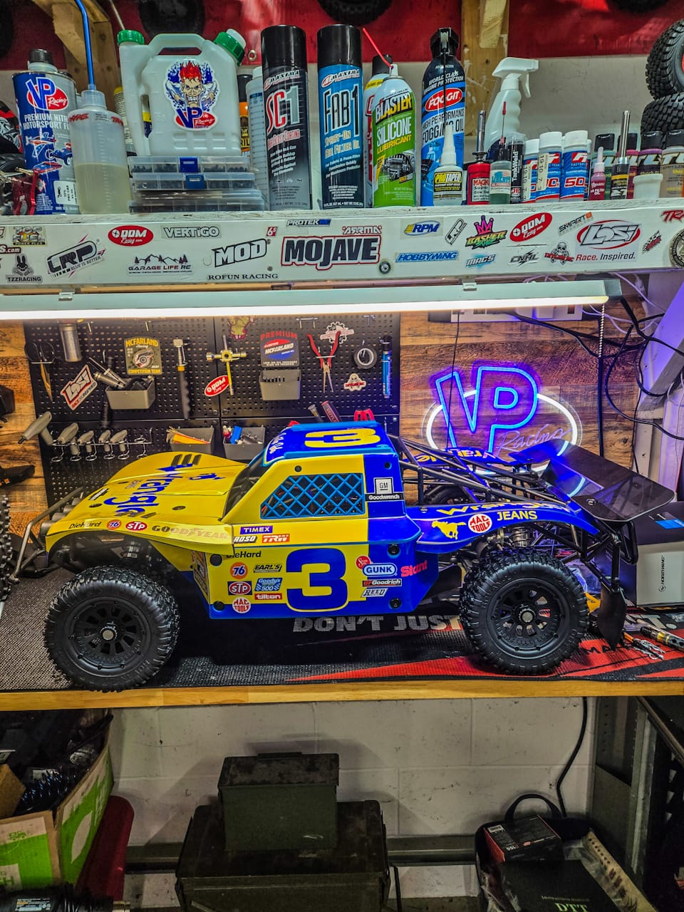 Customer photo review of 30DEGREE NORTH 5T / LOSI 5T 2.0 - "RACE CAR BLUE/YELLOW" BODY WRAP