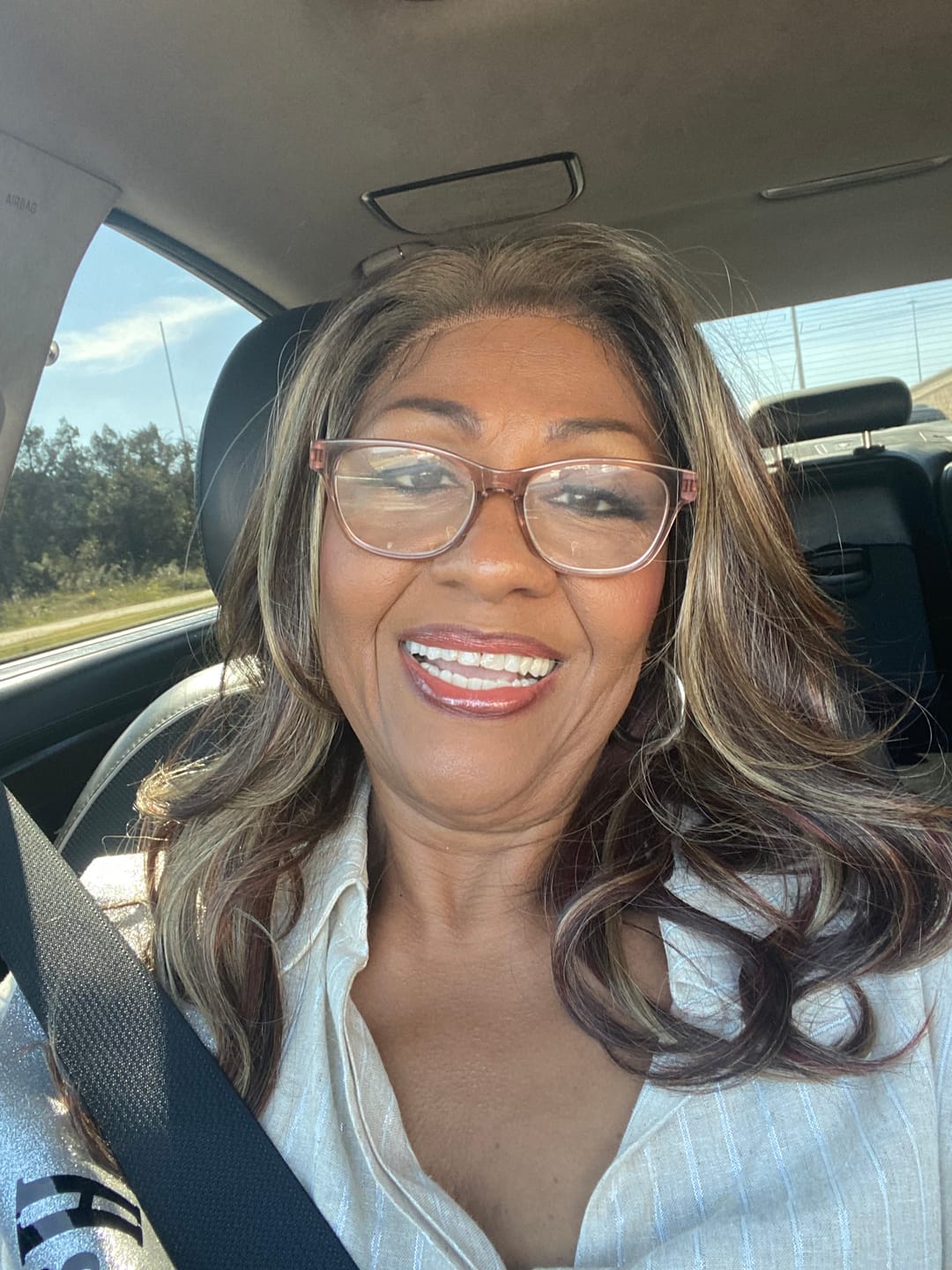 Customer photo review of Outre Airtied Glueless Human Hair Blend 13x6 HD Lace Front Wig - LOOSE BODY WAVE 18" - 100% Fully Hand-Tied