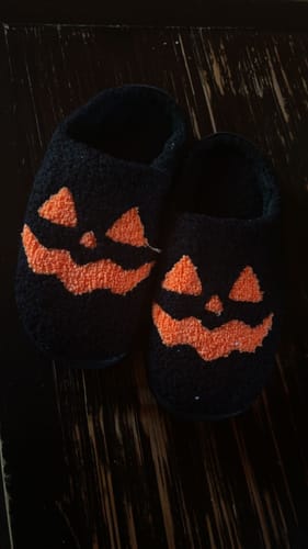 Customer photo review of Halloween Hausschuhe Schwarz mit Kürbis Gesicht – Kuschelige Plüsch Slipper