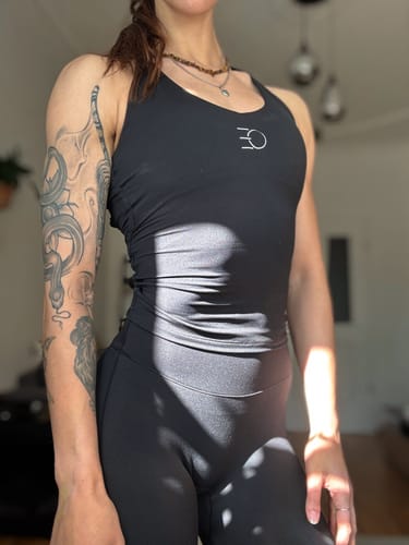 Customer photo review of LUXE Sculpt Tank - Deep Black
