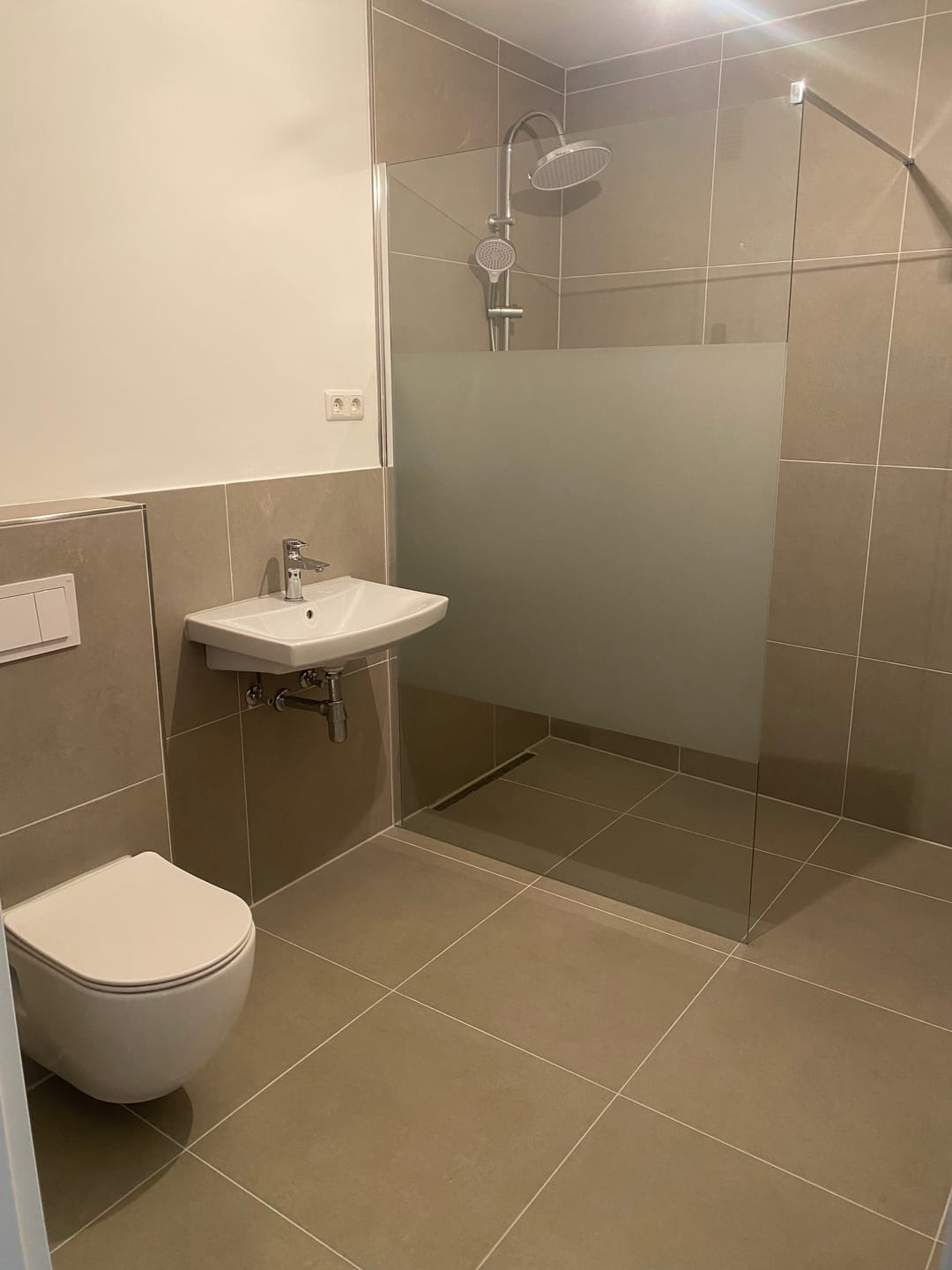 Customer photo review of SONNI Walk In Dusche Duschabtrennung Duschwand Nano Milchglas(teilsatiniert) Glasstärke 8/10mm Breite 70-140cm