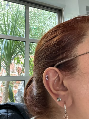 Customer photo review of Piercing Rose 1ra Perforación Titanio