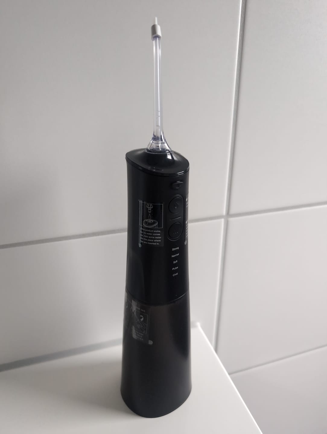Customer photo review of Kabellose Munddusche für optimale Zahn- & Mundpflege / 5 Modi & 4 Düsen / 300 ml Wassertank / IPX7 Wasserdicht / Munddusche für Zahnfleisch