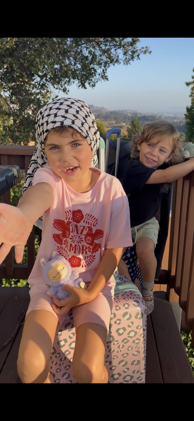 Customer photo review of Paz y Amor Kids Tee