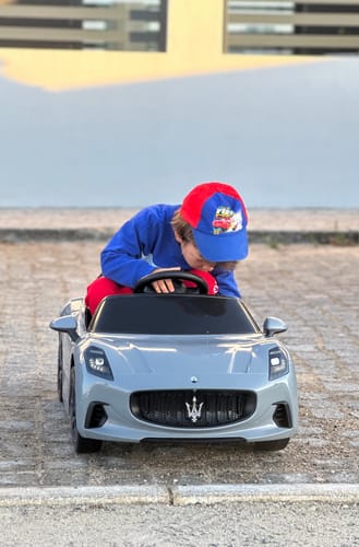 Reseña con foto de un cliente sobre Carro Elétrico para Criança MASERATI GRAN TURISMO 12v BATERIA DE LITIO Cinza c/ RODAS DE BORRACHA & ASSENTO EM PELE